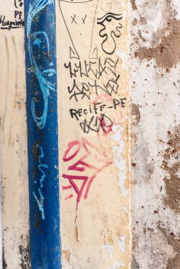 Salvador, Bahia, Brezilya - 27 Temmuz 2024: Eski ve yıpranmış duvarlara sokak graffitisi. Pelourinho, Salvador, Bahia 'nın tarihi merkezi.