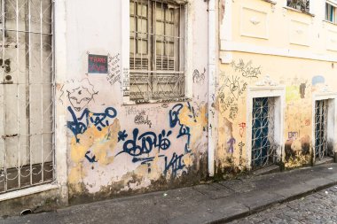 Salvador, Bahia, Brezilya - 27 Temmuz 2024: Pelourinho, Bahia 'nın tarihi merkezi Pelourinho' daki eski ve hasarlı bir evin duvarına grafiti.