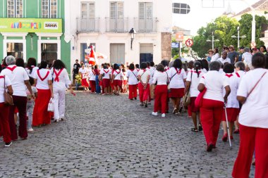 Salvador, Bahia, Brezilya - 27 Temmuz 2024: Katolik inananlar Pelourinho 'da, Bahia' nın Salvador kentindeki İsa 'nın Kutsal Kalbi geçit töreninde dua ederken görüldü..