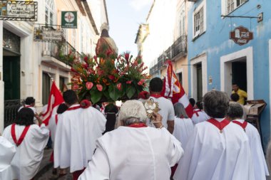 Salvador, Bahia, Brezilya - 27 Temmuz 2024: Pelourinho 'daki Katolik İsa' nın Kutsal Kalbi törenini izleyen birkaç kişi görüldü. Bahia, Salvador şehri..