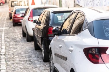 Salvador, Bahia, Brezilya - 27 Temmuz 2024: Salvador, Bahia 'nın tarihi merkezi Pelourinho' da bir cadde üzerinde park etmiş arabaların görüntüsü.