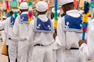 Saubara, Bahia, Brezilya - 3 Ağustos 2024: Marujada ve Cheganca kültür grubu üyeleri, Bahia 'nın Saubara kentinde düzenlenen geçit töreninde sahne alırken görüldü..