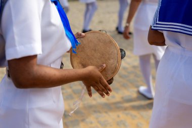 Saubara, Bahia, Brezilya - 3 Ağustos 2024: Marujada ve Cheganca kültür grubu üyeleri, Bahia 'nın Saubara kentinde düzenlenen geçit töreninde sahne alırken görüldü..