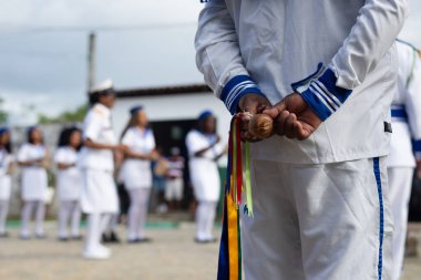 Saubara, Bahia, Brezilya - 3 Ağustos 2024: Marujada ve Cheganca kültür grubu üyeleri, Bahia 'nın Saubara kentinde düzenlenen geçit töreninde sahne alırken görüldü..