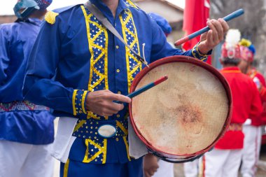 Saubara, Bahia, Brezilya - 3 Ağustos 2024: Marujada ve Cheganca kültür grubu üyeleri, Bahia 'nın Saubara kentinde düzenlenen geçit töreninde perküsyon enstrümanları çalarken görülüyor.