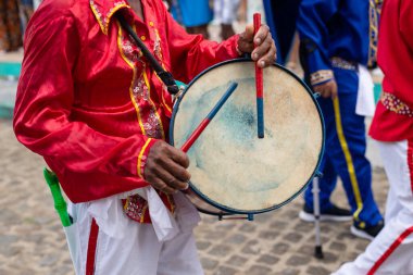 Saubara, Bahia, Brezilya - 3 Ağustos 2024: Marujada ve Cheganca kültür grubu üyeleri, Bahia 'nın Saubara kentinde düzenlenen geçit töreninde perküsyon enstrümanları çalarken görülüyor.