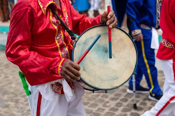 Saubara, Bahia, Brezilya - 3 Ağustos 2024: Marujada ve Cheganca kültür grubu üyeleri, Bahia 'nın Saubara kentinde düzenlenen geçit töreninde perküsyon enstrümanları çalarken görülüyor.