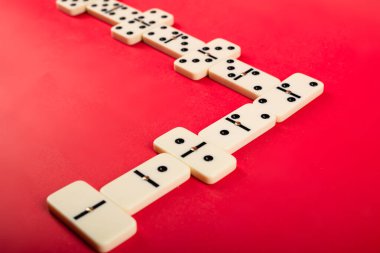 Kırmızı zemin üzerinde domino taşları. Beyaz Kemik Tahta Oyunu.