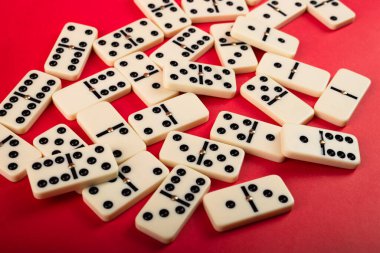 Kırmızı zemin üzerinde domino taşları. Beyaz Kemik Tahta Oyunu.