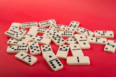Kırmızı zemin üzerinde domino taşları. Beyaz Kemik Tahta Oyunu.