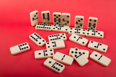 Kırmızı arka planı olan dominolar, kopyalama alanı ve çeşitli açılar. Beyaz Kemik Tahta Oyunu.