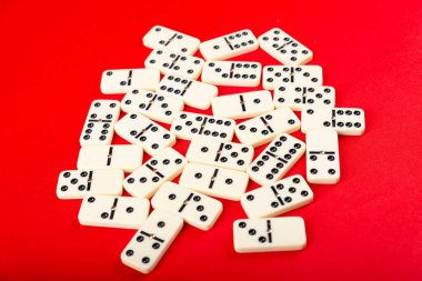 Kırmızı tahtada birkaç domino taşı var. tablo oyunu