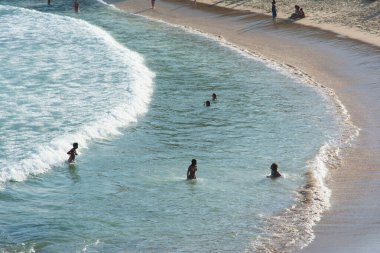 Salvador, Bahia, Brezilya - 6 Temmuz 2019: İnsanlar Bahia 'nın Salvador kentindeki Paciencia plajında yıkanırken görüldü.