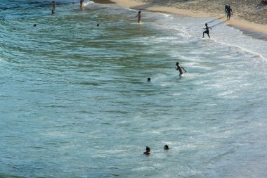Salvador, Bahia, Brezilya - 6 Temmuz 2019: İnsanlar Bahia 'nın Salvador kentindeki Paciencia plajında yıkanırken görüldü.