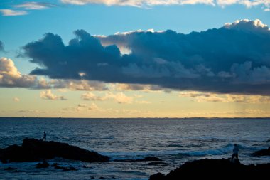 Salvador, Bahia, Brezilya - 13 Temmuz 2019: Salvador, Bahia 'daki Rio Vermelho plajında dramatik gün batımı manzarası.
