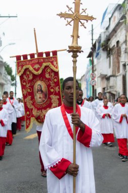 Salvador, Bahia, Brezilya - 27 Temmuz 2019: Katolik inananlar Salvador, Bahia 'nın tarihi merkezinde İsa' nın Kutsal Kalbi geçit töreninde bayraklar taşırken görüldü..