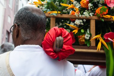 Salvador, Bahia, Brezilya - 27 Temmuz 2019: Katolik inananlar Salvador, Bahia şehrinin tarihi merkezinde İsa 'nın Kutsal Kalbi geçit törenine katılıyorlar..