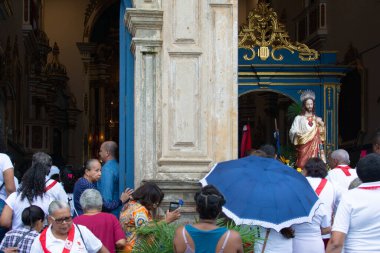 Salvador, Bahia, Brezilya - 27 Temmuz 2019: Katolik inananlar Salvador, Bahia şehrinin tarihi merkezinde İsa 'nın Kutsal Kalbi geçit törenine katılıyorlar..