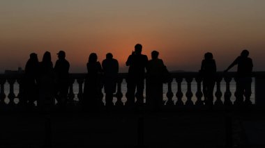 Salvador, Bahia, Brezilya - 12 Eylül 2019: Tanımlanamayan siluetli insanlar Salvador, Bahia 'da günbatımının keyfini çıkarırken görülüyor.