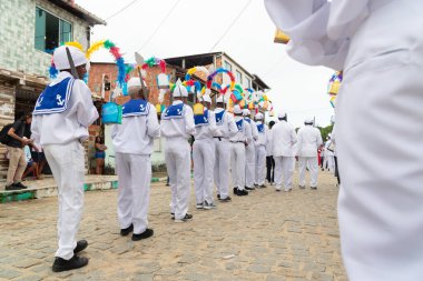 Saubara, Bahia, Brezilya - 3 Ağustos 2024: Marujada ve Cheganca kültür grubu üyeleri, Bahia 'nın Saubara kentinde düzenlenen geçit töreninde sahne alırken görüldü..