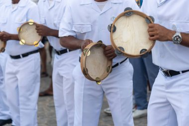 Saubara, Bahia, Brezilya - 3 Ağustos 2024: Brezilyalı firkateyn Marujada üyeleri Saubara, Bahia 'daki bir Chegancas toplantısında sahne alırken görüldü.