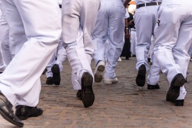 Saubara, Bahia, Brezilya - 3 Ağustos 2024: Brezilyalı firkateyn Marujada üyeleri Saubara, Bahia 'daki bir Chegancas toplantısında sahne alırken görüldü.