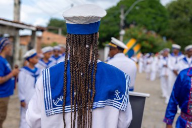 Saubara, Bahia, Brezilya - 3 Ağustos 2024: Marujada ve Cheganca kültür grubu üyeleri, Bahia 'nın Saubara kentinde düzenlenen geçit töreninde sahne alırken görüldü..