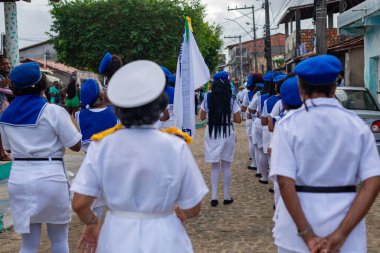 Saubara, Bahia, Brezilya - 3 Ağustos 2024: Kadınlardan oluşan Marujada kültür grubu, Bahia 'nın Saubara kentinde düzenlenen bir Chegancas toplantısında geçit töreninde görülüyor..