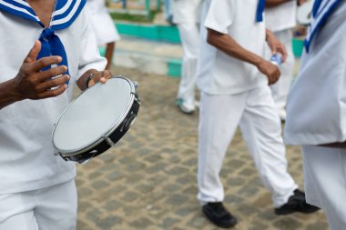Saubara, Bahia, Brezilya - 3 Ağustos 2024: Geleneksel kıyafetler giymiş Marujada kültür grubu, Chegancas toplantısı sırasında geçit töreni yaparken görülüyor. Saubara, Bahia.