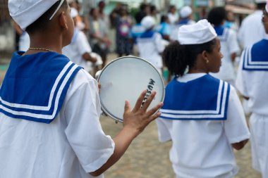 Saubara, Bahia, Brezilya - 3 Ağustos 2024: Tipik kıyafetler giymiş Marujada kültür grubu, Saubara, Bahia 'daki bir Chegancas toplantısında dans ederken, şarkı söylerken ve çalarken görülüyor.