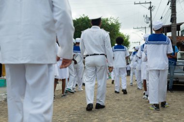 Saubara, Bahia, Brezilya - 3 Ağustos 2024: Geleneksel kıyafetler giymiş Marujada kültür grubu, Chegancas toplantısı sırasında geçit töreni yaparken görülüyor. Saubara, Bahia.