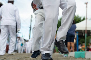 Saubara, Bahia, Brezilya - 3 Ağustos 2024: Tipik kıyafetler giymiş Marujada kültür grubu, Saubara, Bahia 'daki bir Chegancas toplantısında dans ederken, şarkı söylerken ve çalarken görülüyor.