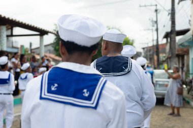 Saubara, Bahia, Brezilya - 3 Ağustos 2024: Geleneksel kıyafetler giymiş Marujada kültür grubu, Chegancas toplantısı sırasında geçit töreni yaparken görülüyor. Saubara, Bahia.