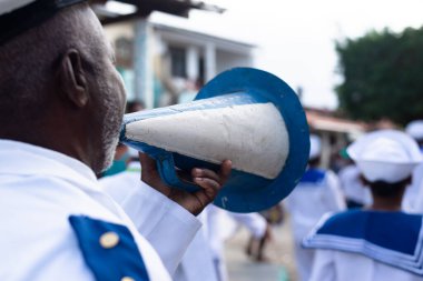 Saubara, Bahia, Brezilya - 3 Ağustos 2024: Tipik kıyafetler giymiş Marujada kültür grubu, Saubara, Bahia 'daki bir Chegancas toplantısında dans ederken, şarkı söylerken ve çalarken görülüyor.
