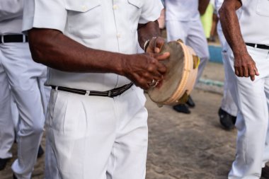 Saubara, Bahia, Brezilya - 3 Ağustos 2024: Tipik kıyafetler giymiş Marujada kültür grubu, Saubara, Bahia 'daki bir Chegancas toplantısında dans ederken, şarkı söylerken ve çalarken görülüyor.