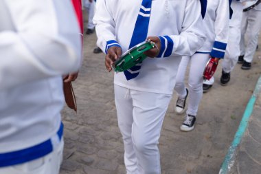 Saubara, Bahia, Brezilya - 3 Ağustos 2024: Karaktere bürünmüş bir grup Marujada, Bahia 'daki Saubara kentinde düzenlenen bir Chegancas toplantısında sahne alırken görüldü..