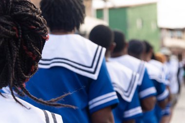 Saubara, Bahia, Brezilya - 3 Ağustos 2024: Geleneksel kıyafetler giymiş Marujada kültür grubu, Chegancas toplantısı sırasında geçit töreni yaparken görülüyor. Saubara, Bahia.