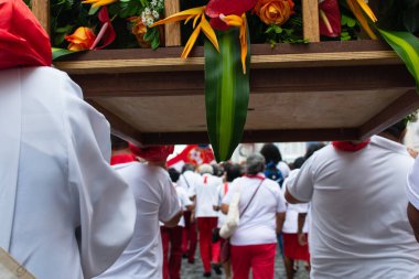 Salvador, Bahia, Brezilya - 27 Temmuz 2019: Katolik inananlar Salvador, Bahia 'nın tarihi merkezinde İsa' nın Kutsal Kalbi geçit töreni sırasında bir şamandıra taşırken görüldü..