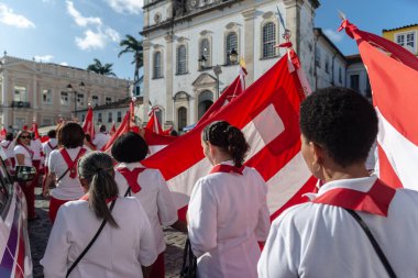 Salvador, Bahia, Brezilya - 27 Temmuz 2024: Pelourinho 'daki Katolik İsa' nın Kutsal Kalbi törenini izleyen birkaç kişi görüldü. Bahia, Salvador şehri..