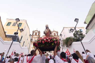 Salvador, Bahia, Brezilya - 27 Temmuz 2024: Pelourinho sokaklarından geçen Katolik geçit töreni Bahia 'nın Salvador kentindeki Passo Kutsal Ayini Kilisesi' ne ulaşır..