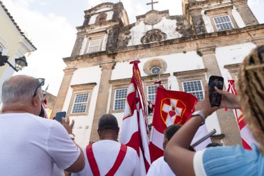 Salvador, Bahia, Brezilya - 27 Temmuz 2024: Katolik inananlar Pelourinho 'daki Kutsal Passo Ayini Kilisesi' nin basamaklarına tırmanırken görüldü. Salvador, Bahia.