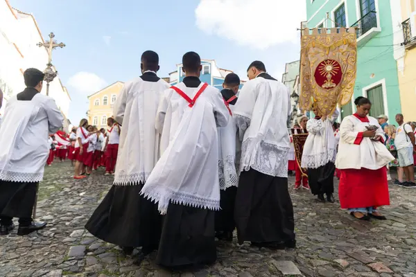 Salvador, Bahia, Brezilya - 27 Temmuz 2024: Katolik inananlar Bahia 'daki Pelourinho caddelerinde İsa' nın Kutsal Yüreği geçit töreninde dua ederken ve şarkı söylerken görülüyor.