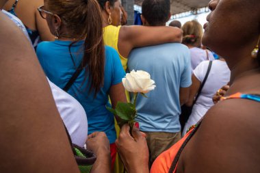 Salvador, Bahia, Brezilya - 08 Aralık 2019: Katolik inananların Salvador, Bahia kentindeki Conceicao da Praia kilisesinde açık hava ayinine katıldıkları görüldü..