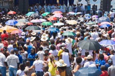 Salvador, Bahia, Brezilya - 08 Aralık 2019: Katolik inananların Salvador, Bahia kentindeki Conceicao da Praia kilisesinde açık hava ayinine katıldıkları görüldü..