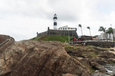 Salvador, Bahia, Brezilya - 01 Eylül 2024: Bulutlu bir günde, Bahia 'nın Salvador kentindeki Barra Mahallesi' nde bulunan Barra Deniz Feneri 'nin alçak manzarası.