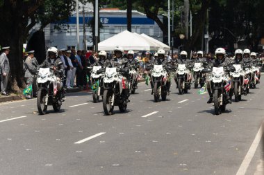 Salvador, Bahia, Brezilya - 07 Eylül 2024: Brezilya 'nın Salvador kentinde Brezilya Bağımsızlık Günü' nde Bahia Askeri Polisi 'nden bir grup motosikletli yürüyüş yaparken görüldü..