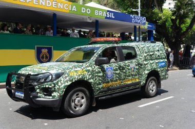 Salvador, Bahia, Brezilya - 07 Eylül 2024: Bahia 'nın Salvador kentinde düzenlenen Brezilya Bağımsızlık Günü geçit töreninde bir belediye sivil savunma aracı görüldü.