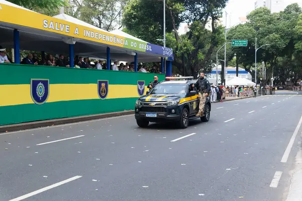 stock image Salvador, Bahia, Brazil - September 07, 2024: A federal police patrol car with two agents is seen during a parade on Brazilian Independence Day in the city of Salvador, Bahia.