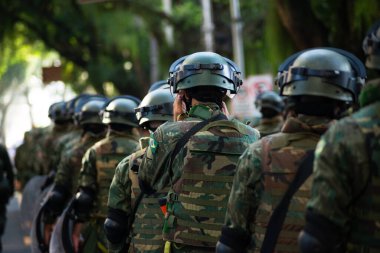 Salvador, Bahia, Brezilya - 07 Eylül 2024: Brezilya Bağımsızlık Günü 'nde ordu askerleri ayakta görülüyor. Bahia, Salvador şehri..