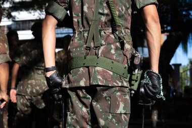 Salvador, Bahia, Brezilya - 07 Eylül 2024: Brezilya Bağımsızlık Günü 'nde ordu askerleri ayakta görülüyor. Bahia, Salvador şehri..